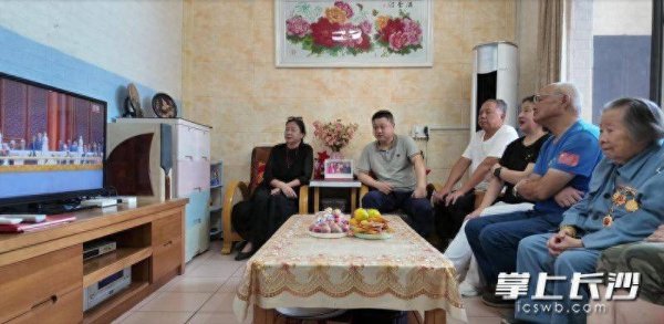 融券通 百岁抗战女兵许佩云心潮澎湃观阅兵